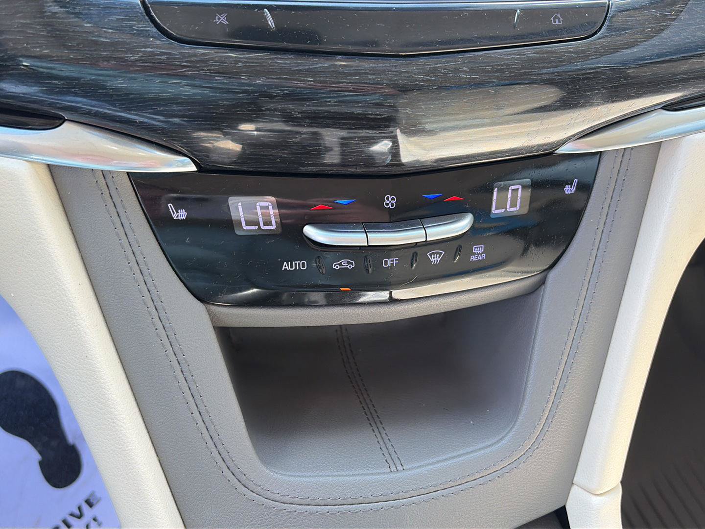 Used 2022 Cadillac XT6 Premium Luxury w/ LPO, Floor Liner Package AWD/4WD image 29