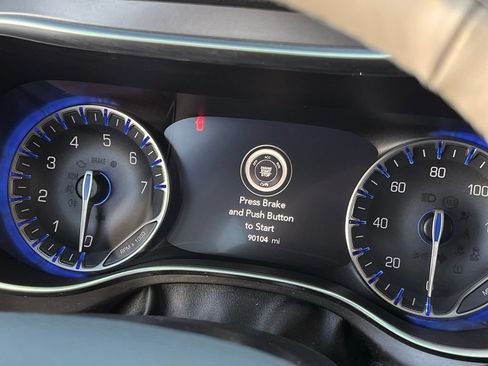 Used 2019 Chrysler Pacifica Limited w/ Tire & Wheel Group FWD image 27