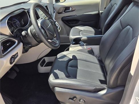 Certified 2024 Chrysler Pacifica Touring-L FWD image 10