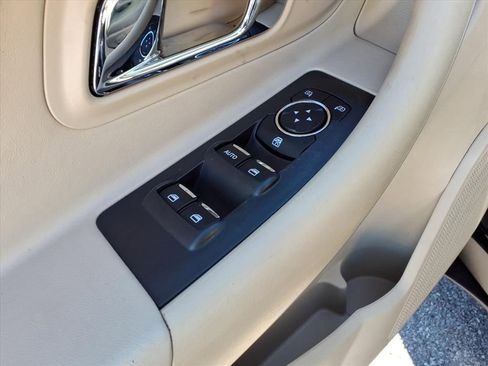 Used 2017 Ford Taurus SE image 15