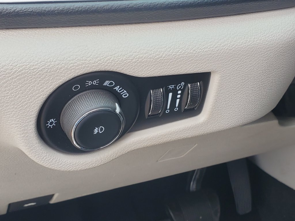 Used 2024 Chrysler Pacifica Touring-L FWD image 8