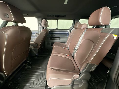 Used 2025 Volkswagen ID. Buzz Pro S RWD image 34