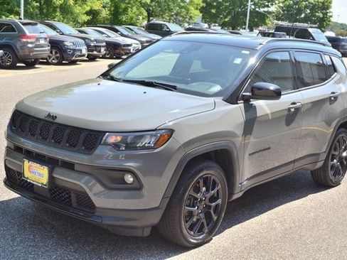 Used 2023 Jeep Compass Latitude w/ Convenience Group AWD/4WD image 4