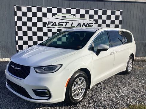 Used 2023 Chrysler Pacifica Touring-L FWD image 1