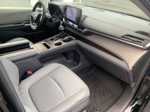 Used 2023 Toyota Sienna XLE image 19