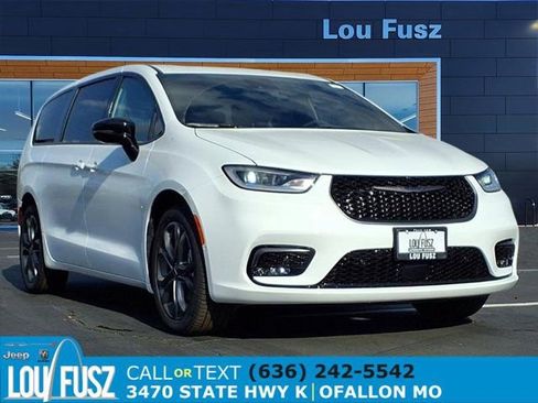 New 2026 Chrysler Pacifica Select image 1