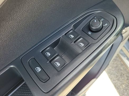 Used 2022 Volkswagen Taos SE FWD image 12