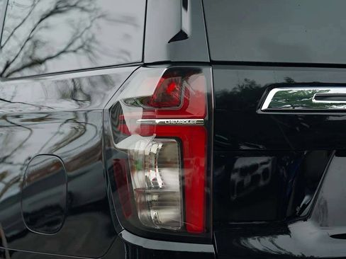 Used 2024 Chevrolet Suburban Premier image 23