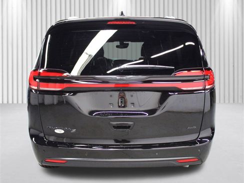New 2026 Chrysler Pacifica Select image 4