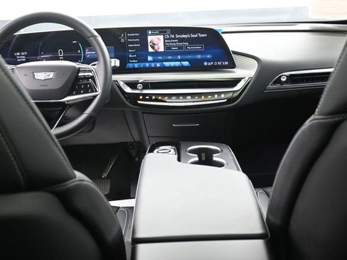 Used 2025 Cadillac Lyriq Luxury image 14