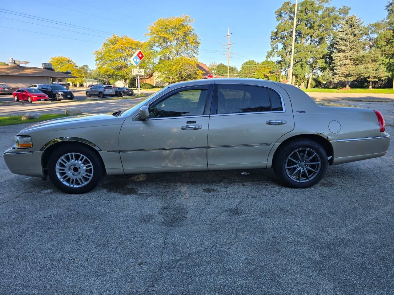 Used 2006 Lincoln Town Car Signature Limited RWD image 4
