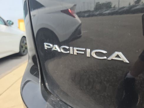 Used 2023 Chrysler Pacifica Touring-L FWD image 17