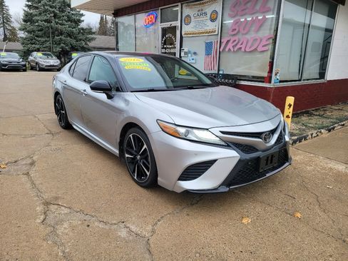 Used 2018 Toyota Camry XSE image 3