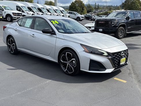 Used 2024 Nissan Altima 2.5 SR FWD image 3