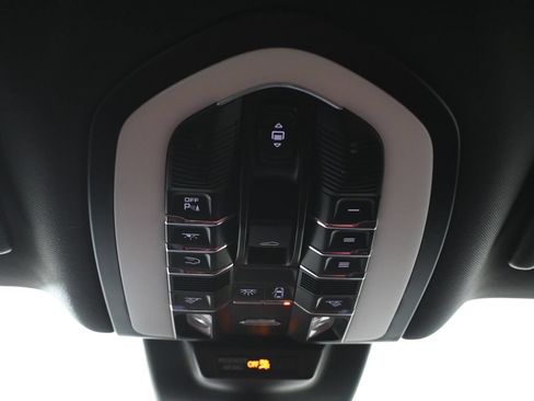 Used 2026 Porsche Macan AWD/4WD image 21