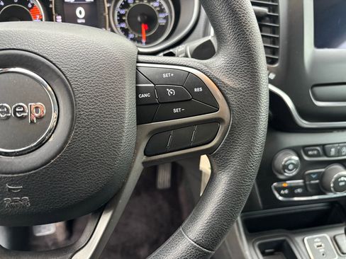 Used 2019 Jeep Cherokee Latitude w/ Popular Appearance Group image 18