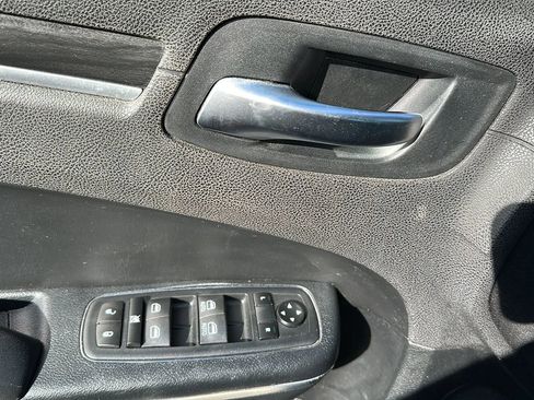 Used 2017 Chrysler 300 Limited image 39