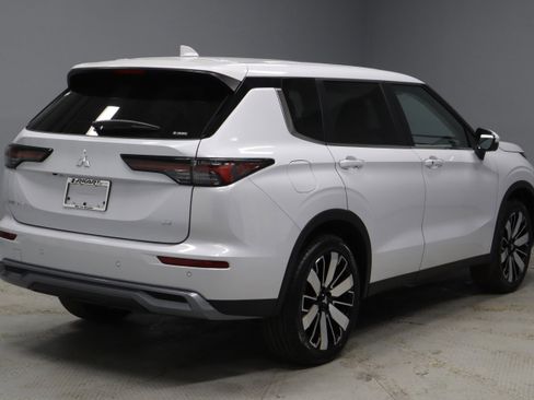 New 2026 Mitsubishi Outlander SE image 8