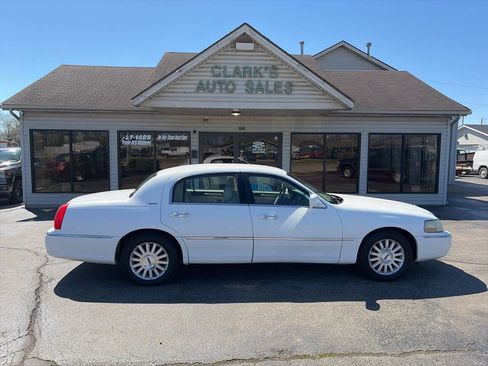 Used 2004 Lincoln Town Car Signature image 1
