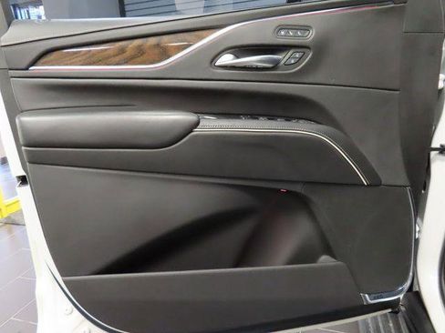 Certified 2022 Cadillac Escalade Premium Luxury Platinum AWD/4WD image 36