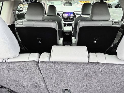 Used 2024 Toyota Highlander XLE AWD/4WD image 32
