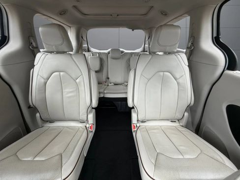 Used 2018 Chrysler Pacifica Limited FWD image 36