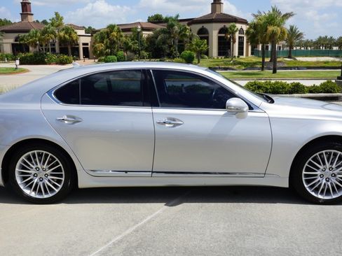 Used 2010 Lexus LS 460 w/ Sport Pkg RWD image 4