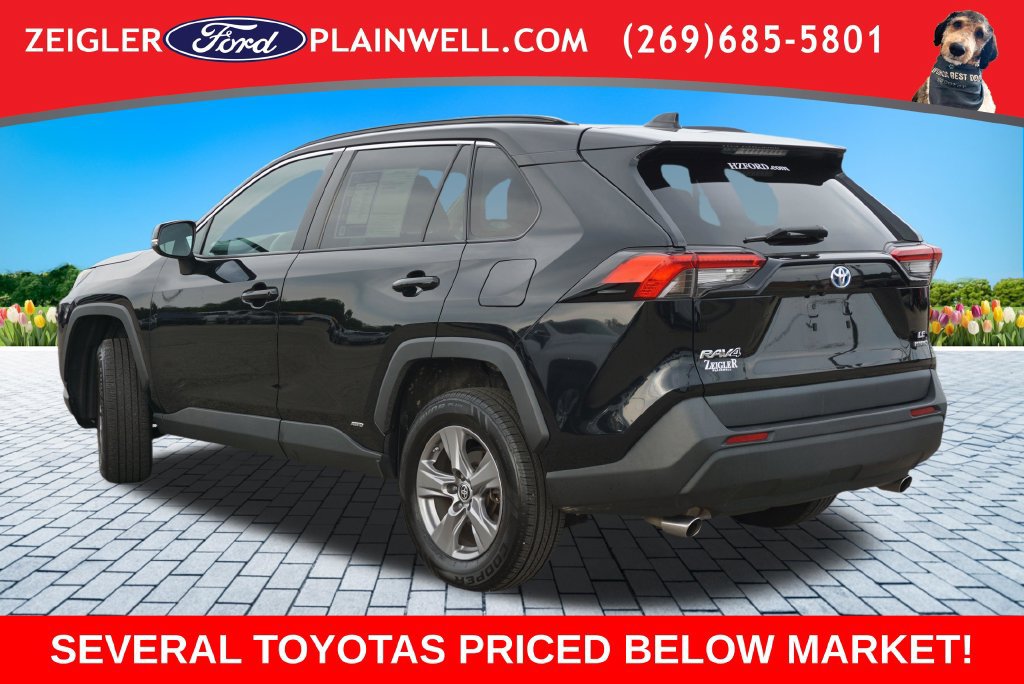 Used 2023 Toyota RAV4 LE AWD/4WD image 3