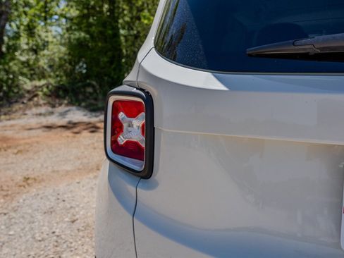 Used 2016 Jeep Renegade Limited image 10