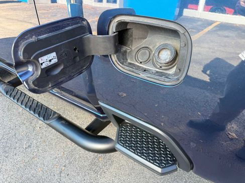 Used 2022 Chevrolet Silverado 2500 LT w/ Convenience Package image 17