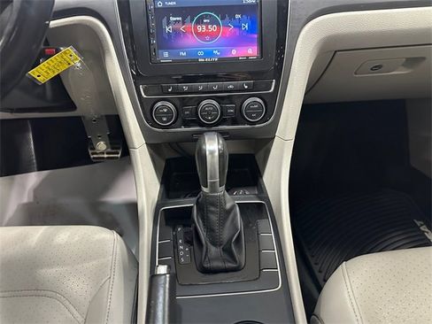 Used 2017 Volkswagen Passat 1.8T R-Line image 11