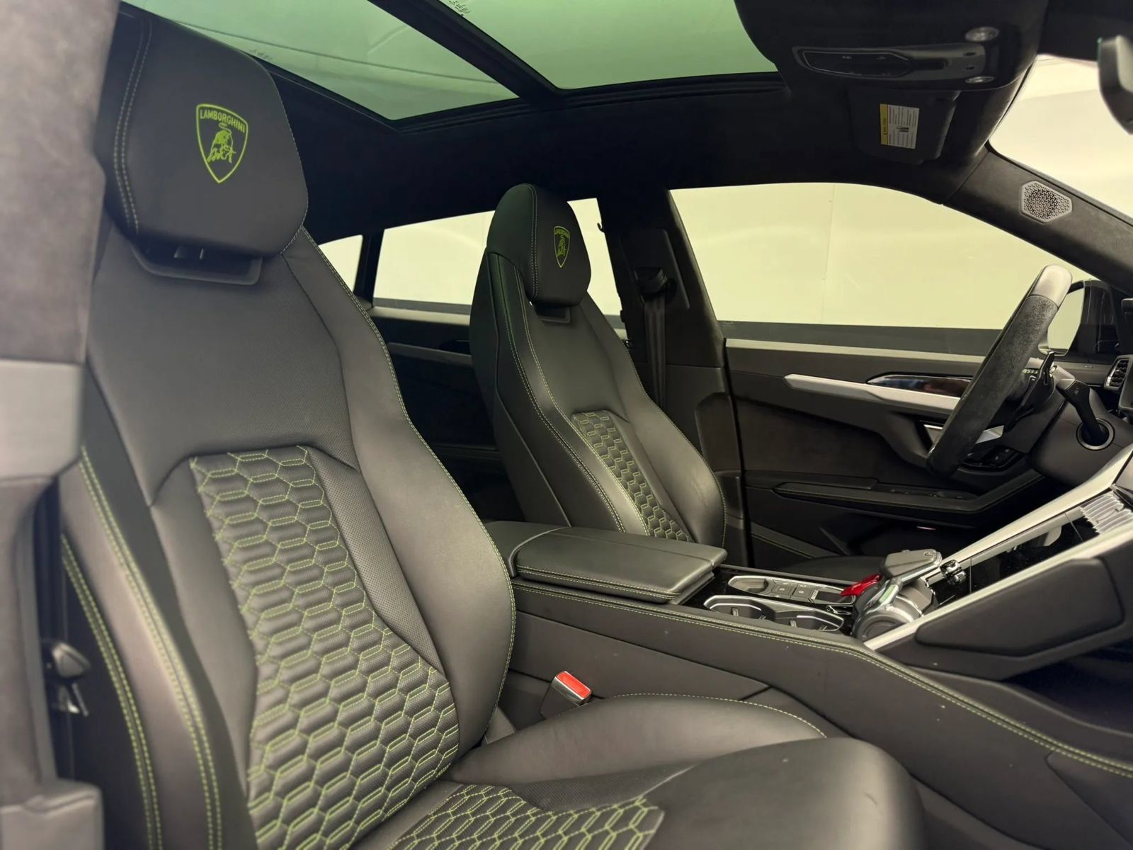 Used 2022 Lamborghini Urus AWD/4WD image 35