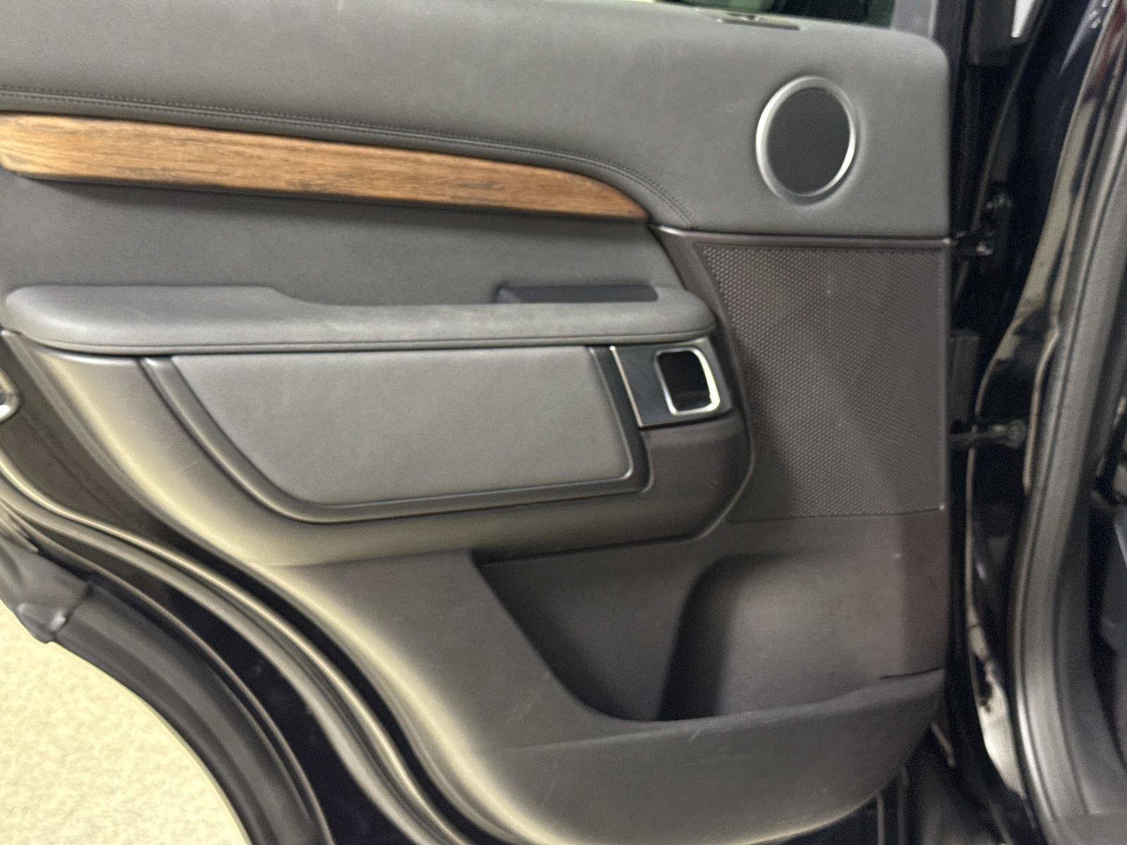 Used 2018 Land Rover Discovery HSE AWD/4WD image 12