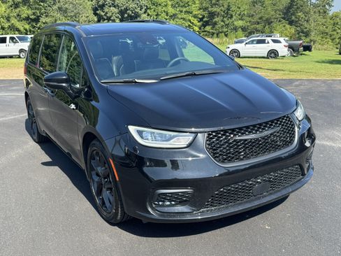 Used 2025 Chrysler Pacifica Limited FWD image 3