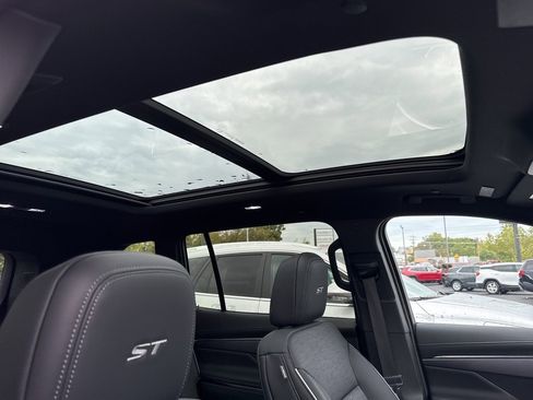 Used 2025 Buick Enclave Sport Touring w/ Power Package image 10