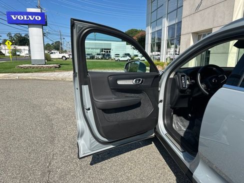 Used 2025 Volvo XC40 B5 Plus AWD/4WD image 11