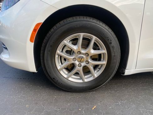 Used 2022 Chrysler Voyager LX image 10