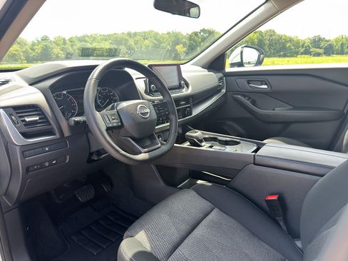 Certified 2025 Nissan Rogue SV FWD image 10
