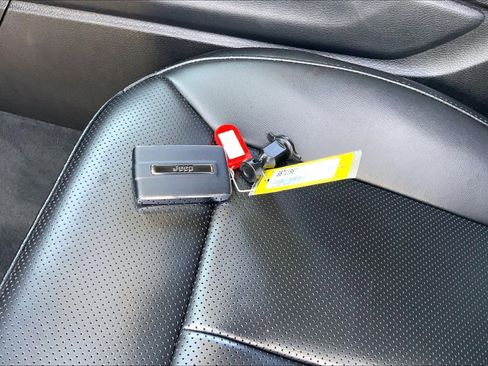 Used 2025 Jeep Grand Cherokee L Limited w/ Luxury Tech Group II image 14