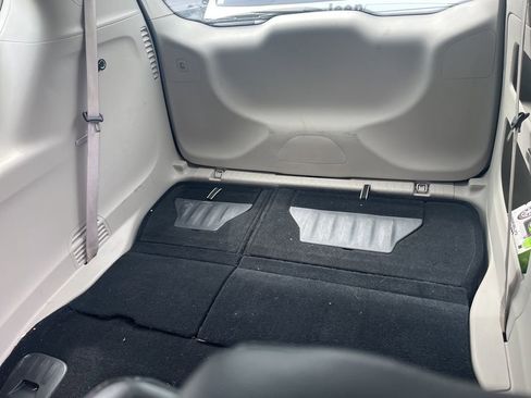 Used 2024 Chrysler Pacifica Touring-L FWD image 6