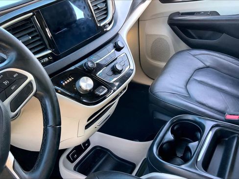 Used 2017 Chrysler Pacifica Touring-L w/ Tire & Wheel Group FWD image 16