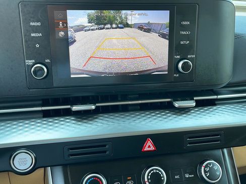 Used 2024 Kia Carnival LX FWD image 11