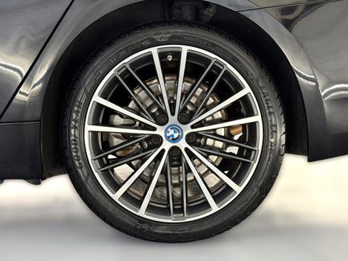 Certified 2023 BMW 530e w/ Convenience Package image 11