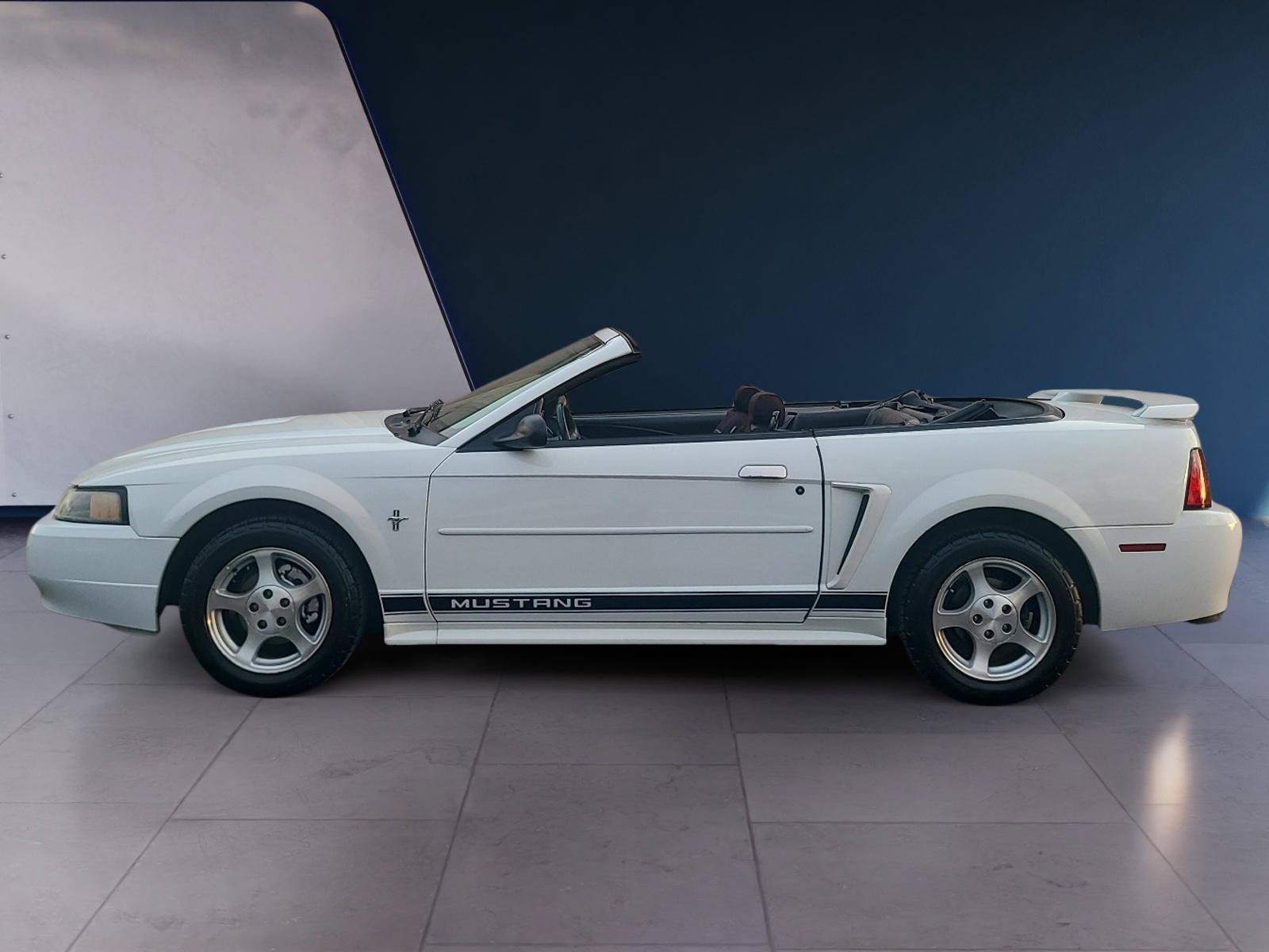 Used 2002 Ford Mustang Convertible RWD image 2