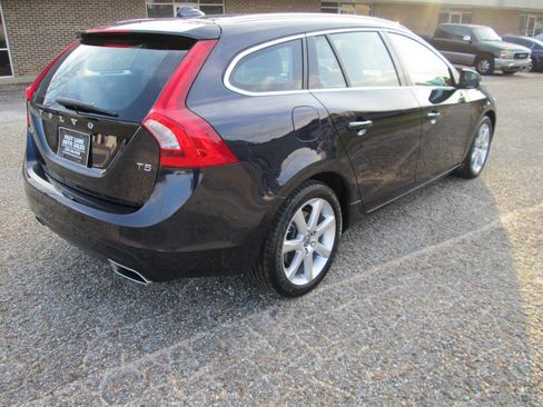 Used 2017 Volvo V60 T5 Premier w/ Convenience Package image 21