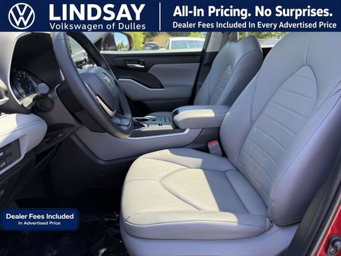 Used 2022 Toyota Highlander XLE FWD image 11