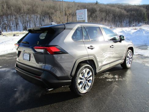 Used 2022 Toyota RAV4 XLE Premium image 5