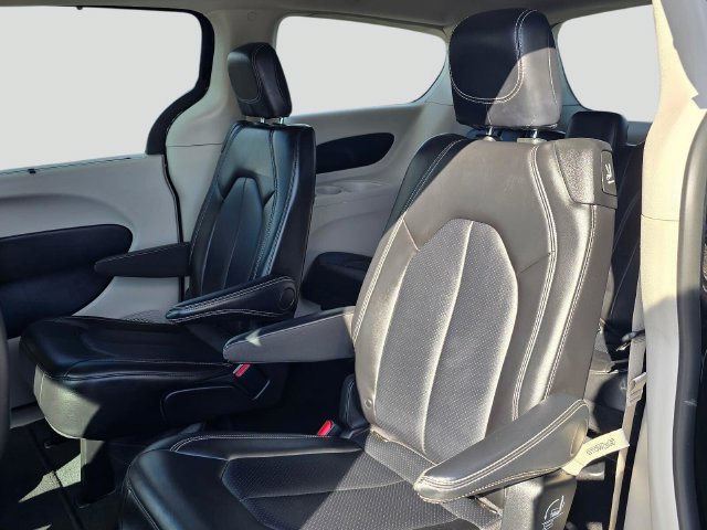 Used 2024 Chrysler Pacifica Touring-L FWD image 16