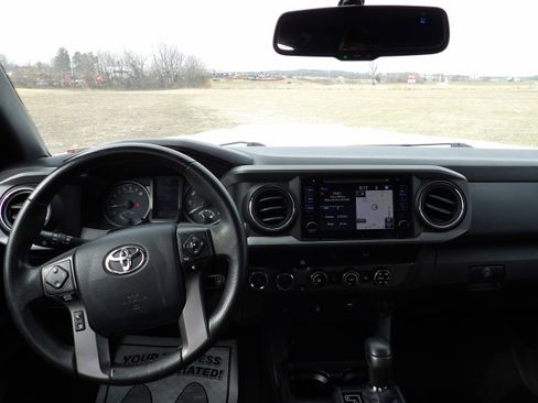 Used 2017 Toyota Tacoma TRD Sport w/ Tow Package image 10