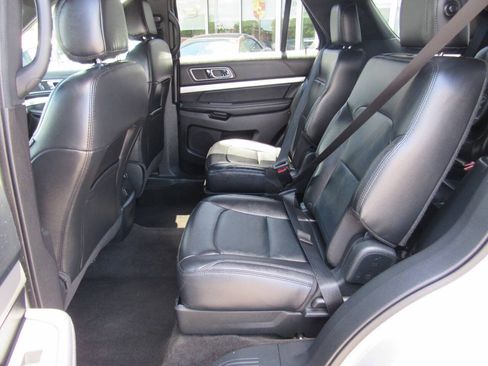 Used 2017 Ford Explorer XLT w/ Equipment Group 202A AWD/4WD image 14